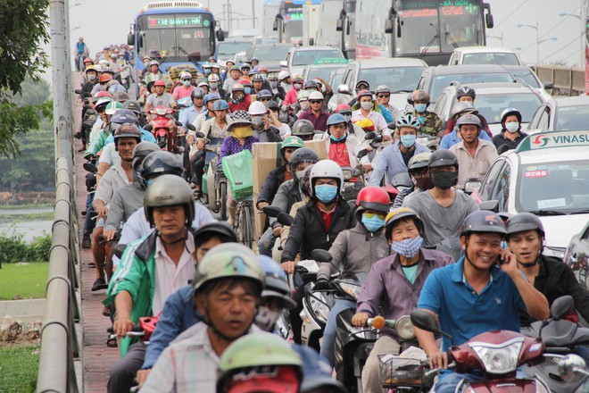 Người dân ùn ùn về quê ăn Tết, các tuyến đường Sài Gòn kẹt cứng - Ảnh 7.