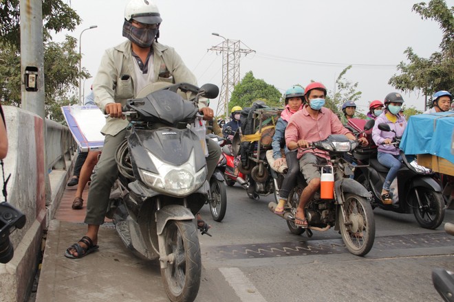 Người dân ùn ùn về quê ăn Tết, các tuyến đường Sài Gòn kẹt cứng - Ảnh 8.