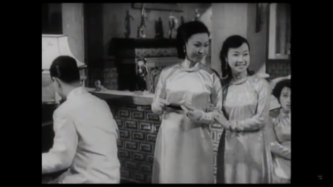 Bất ngờ trước nhan sắc và giọng hát của 2 mỹ nhân phim Việt cách đây 63 năm - Ảnh 2.
