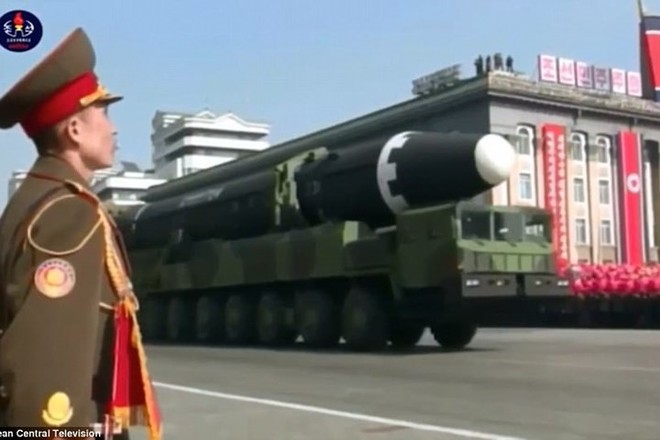 Ảnh: Vũ khí “khủng” của Triều Tiên phô diễn tại lễ duyệt binh lớn 8/2 - Ảnh 2.
