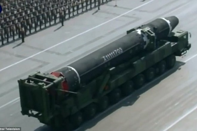 Ảnh: Vũ khí “khủng” của Triều Tiên phô diễn tại lễ duyệt binh lớn 8/2 - Ảnh 17.