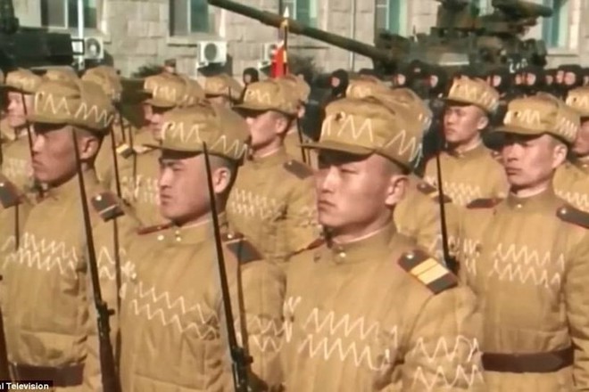 Ảnh: Vũ khí “khủng” của Triều Tiên phô diễn tại lễ duyệt binh lớn 8/2 - Ảnh 19.