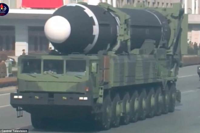 Ảnh: Vũ khí “khủng” của Triều Tiên phô diễn tại lễ duyệt binh lớn 8/2 - Ảnh 3.