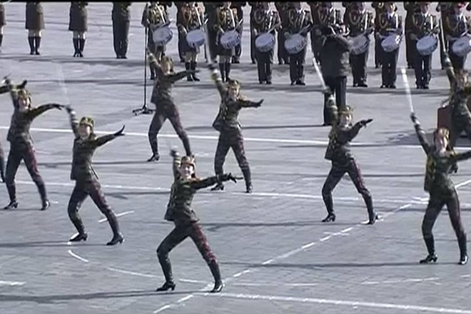 Ảnh: Vũ khí “khủng” của Triều Tiên phô diễn tại lễ duyệt binh lớn 8/2 - Ảnh 25.