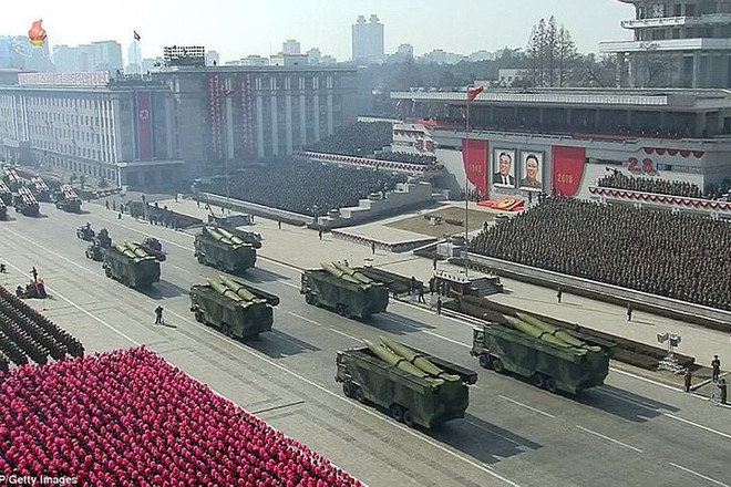 Ảnh: Vũ khí “khủng” của Triều Tiên phô diễn tại lễ duyệt binh lớn 8/2 - Ảnh 4.