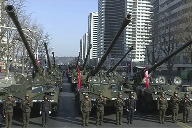 Ảnh: Vũ khí “khủng” của Triều Tiên phô diễn tại lễ duyệt binh lớn 8/2 - Ảnh 7.