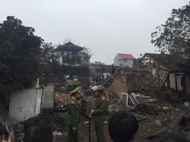 Hiện trường vụ nổ làm 2 người chết, 7 người bị thương, nhiều nhà dân bị tốc mái - Ảnh 2.