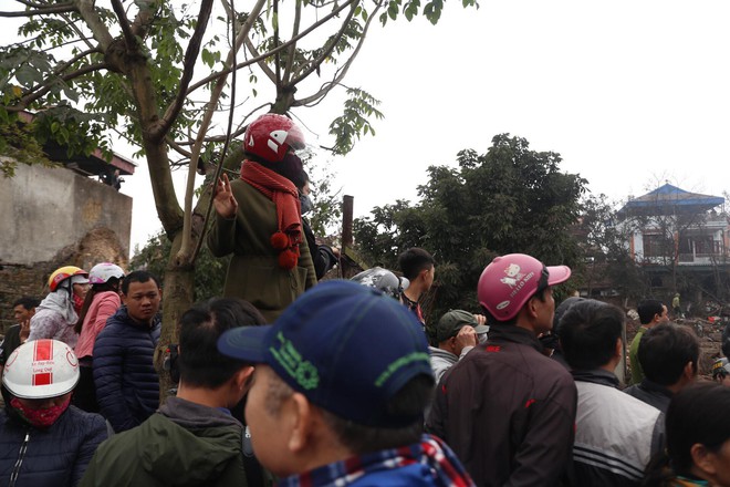 Vụ nổ ở Bắc Ninh: Đầu đạn còn nguyên thuốc nổ, dân vẫn chen chân vào hiện trường để xem - Ảnh 3.