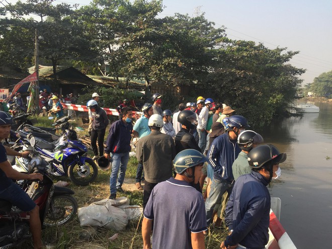Người nhái quần thảo nhiều giờ tìm nạn nhân nghi rớt xuống sông ở Sài Gòn - Ảnh 2.