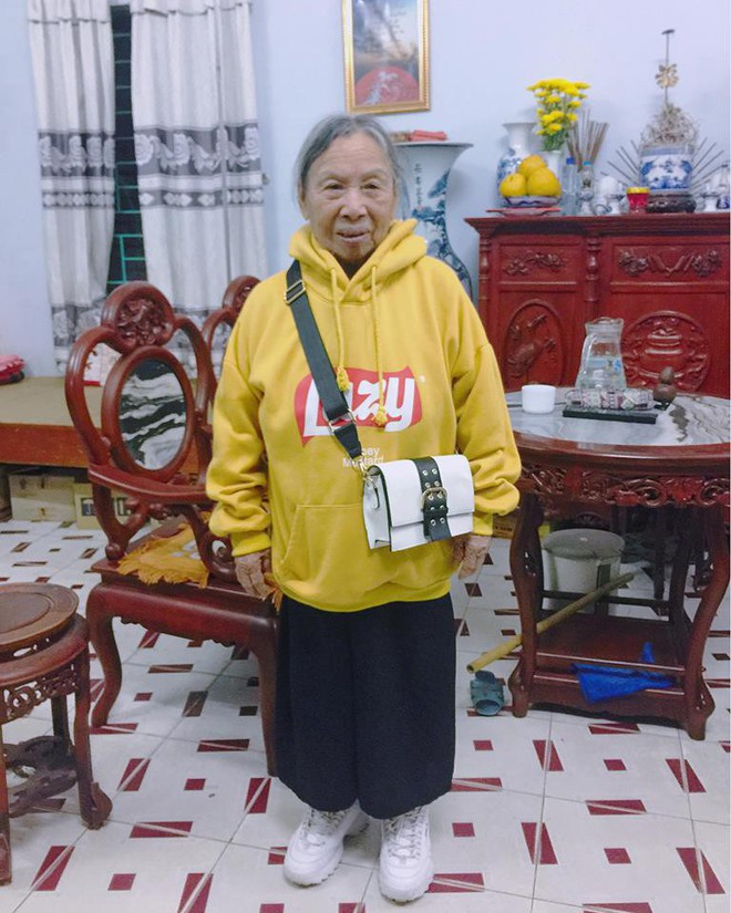 Mặc áo hoodie vàng, mang giày FILA, bà nội 87 tuổi bỏ xa lớp trẻ vì độ sành điệu - Ảnh 2.