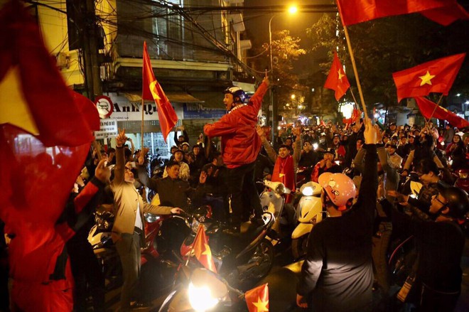 Sài Gòn, Hà Nội không ngủ để ăn mừng chiến thắng lịch sử của thầy trò Park Hang-seo - Ảnh 26.