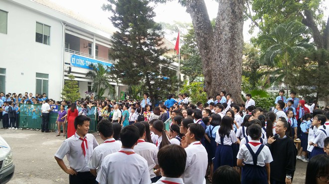 Cháy trường ở Sài Gòn, hàng trăm học sinh di tản khẩn cấp - Ảnh 1.