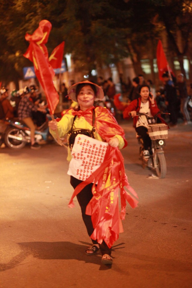 TƯỜNG THUẬT: NHM đổ ra đường ăn mừng chiến công lịch sử của U23 Việt Nam - Ảnh 14.