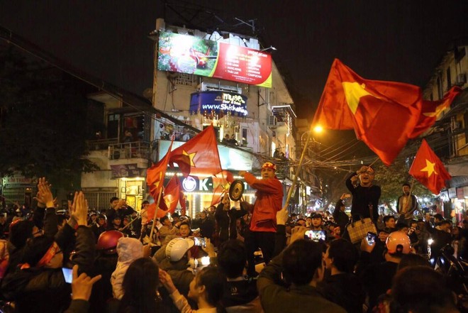 Sài Gòn, Hà Nội không ngủ để ăn mừng chiến thắng lịch sử của thầy trò Park Hang-seo - Ảnh 24.