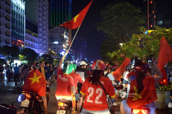Sài Gòn, Hà Nội không ngủ để ăn mừng chiến thắng lịch sử của thầy trò Park Hang-seo - Ảnh 35.