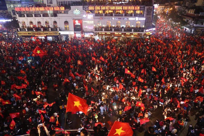 TƯỜNG THUẬT: NHM đổ ra đường ăn mừng chiến công lịch sử của U23 Việt Nam - Ảnh 10.