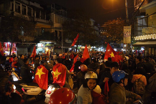 Sài Gòn, Hà Nội không ngủ để ăn mừng chiến thắng lịch sử của thầy trò Park Hang-seo - Ảnh 29.