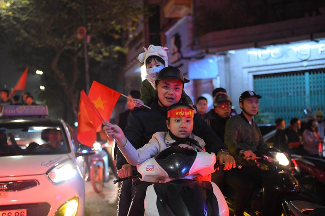 Sài Gòn, Hà Nội không ngủ để ăn mừng chiến thắng lịch sử của thầy trò Park Hang-seo - Ảnh 14.