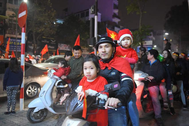 Sài Gòn, Hà Nội không ngủ để ăn mừng chiến thắng lịch sử của thầy trò Park Hang-seo - Ảnh 16.