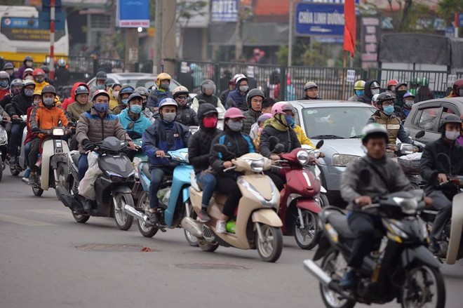 Người dân ùn ùn về lại Hà Nội sau kỳ nghỉ tết, cửa ngõ phía nam bắt đầu đông đúc - Ảnh 7.
