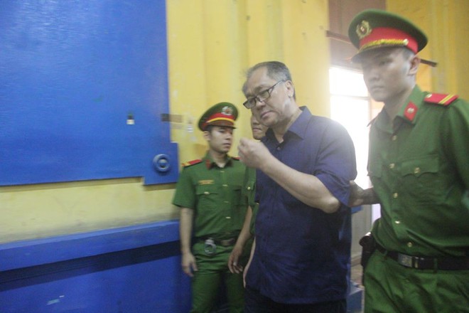Chùm ảnh Trầm Bê mỏi mệt, Phạm Công Danh bật khóc ngày đầu xử đại án thiệt hại 6.000 tỷ - Ảnh 9.