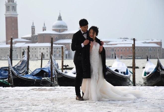 24h qua ảnh: Cặp đôi chụp ảnh cưới với tuyết phủ trắng thành phố Venice - Ảnh 2.