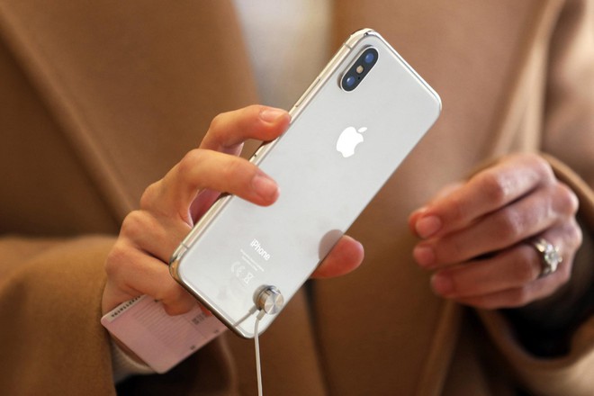 Bộ ba iPhone 2018 sẽ ra mắt cuối năm: iPhone vàng sang chảnh, iPhone 2 SIM và iPhone giá rẻ cho sinh viên - Ảnh 1.