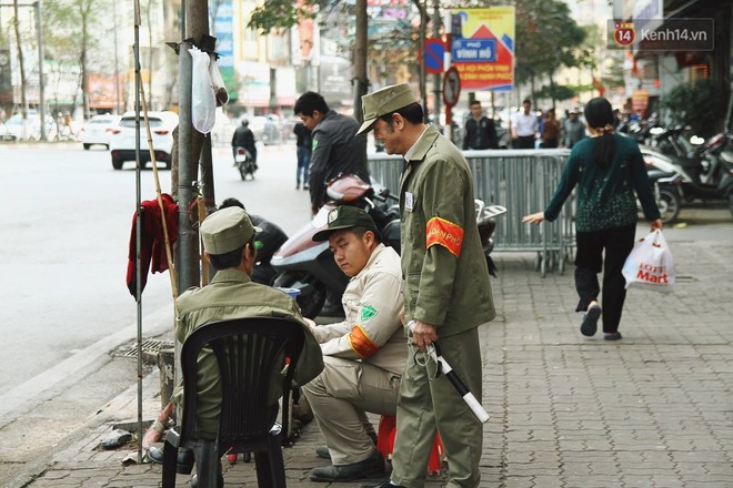 Hà Nội: Hàng nghìn người chen lấn xin lộc sau khi lễ cầu an ở chùa Phúc Khánh kết thúc - Ảnh 21.