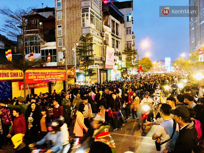 Hà Nội: Hàng nghìn người chen lấn xin lộc sau khi lễ cầu an ở chùa Phúc Khánh kết thúc - Ảnh 25.