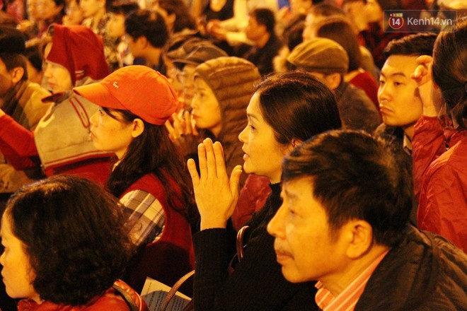 Hà Nội: Hàng nghìn người chen lấn xin lộc sau khi lễ cầu an ở chùa Phúc Khánh kết thúc - Ảnh 29.