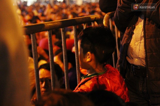 Hà Nội: Hàng nghìn người chen lấn xin lộc sau khi lễ cầu an ở chùa Phúc Khánh kết thúc - Ảnh 37.