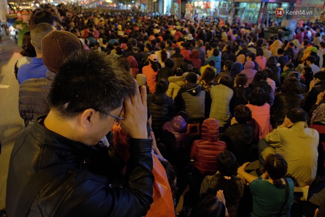 Hà Nội: Hàng nghìn người chen lấn xin lộc sau khi lễ cầu an ở chùa Phúc Khánh kết thúc - Ảnh 40.