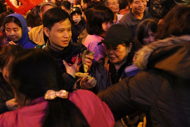 Hà Nội: Hàng nghìn người chen lấn xin lộc sau khi lễ cầu an ở chùa Phúc Khánh kết thúc - Ảnh 44.