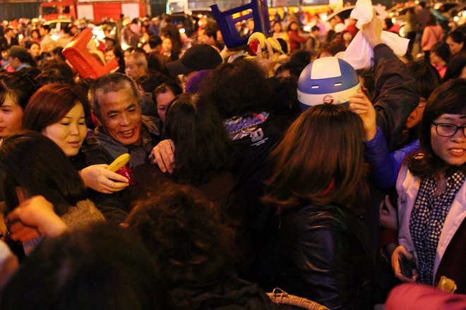 Hà Nội: Hàng nghìn người chen lấn xin lộc sau khi lễ cầu an ở chùa Phúc Khánh kết thúc - Ảnh 45.
