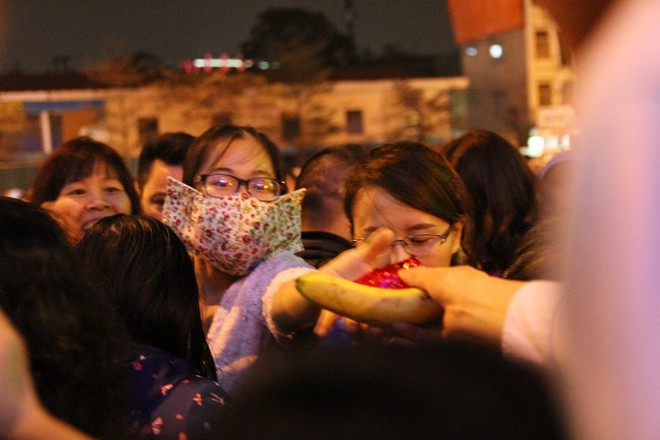 Hà Nội: Hàng nghìn người chen lấn xin lộc sau khi lễ cầu an ở chùa Phúc Khánh kết thúc - Ảnh 46.