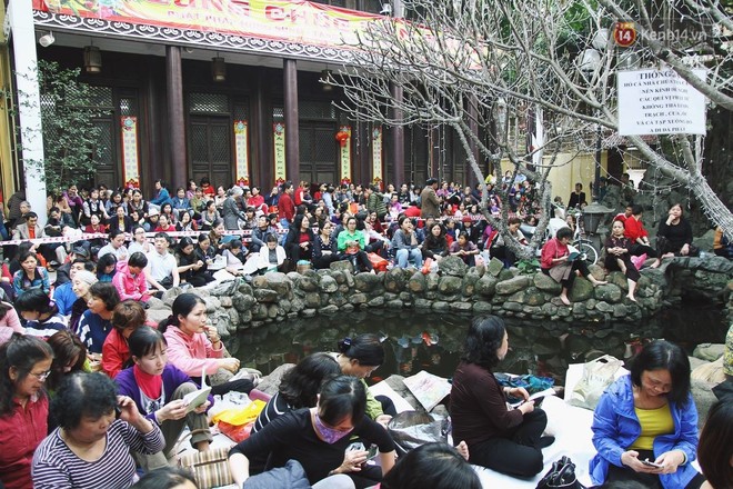 Hà Nội: Hàng nghìn người chen lấn xin lộc sau khi lễ cầu an ở chùa Phúc Khánh kết thúc - Ảnh 10.