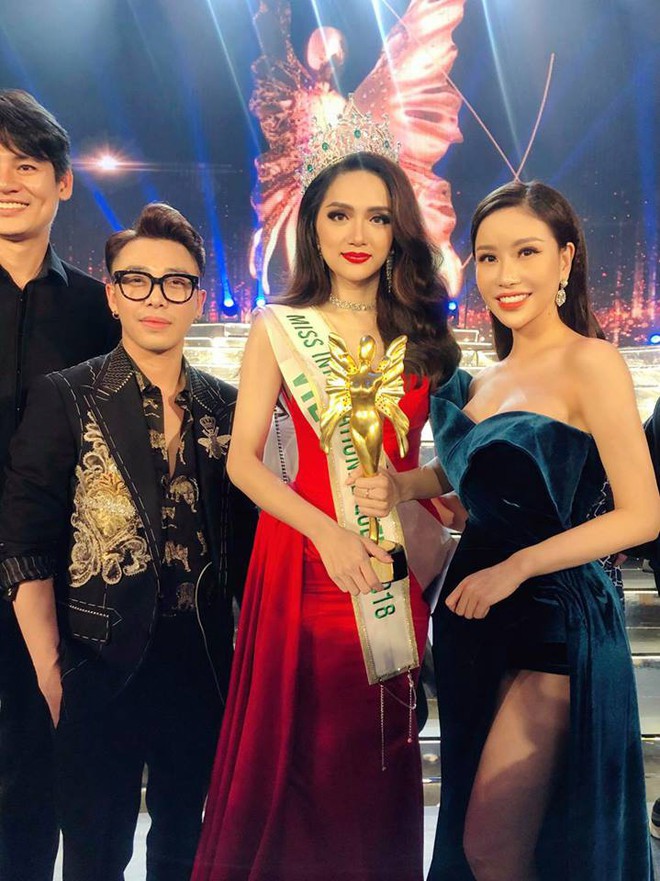 Bố mẹ ruột hôn má chúc mừng Hương Giang và cùng nắm chặt cúp Hoa hậu Chuyển giới Quốc tế - Ảnh 4.