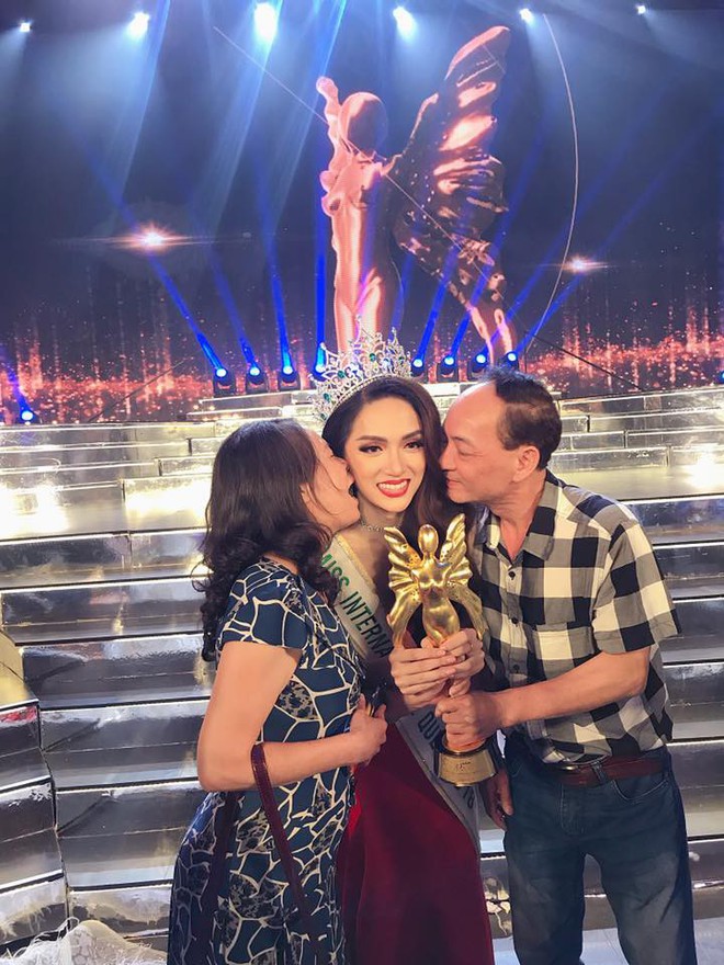 Bố mẹ ruột hôn má chúc mừng Hương Giang và cùng nắm chặt cúp Hoa hậu Chuyển giới Quốc tế - Ảnh 2.