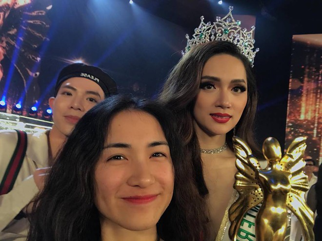 Bố mẹ ruột hôn má chúc mừng Hương Giang và cùng nắm chặt cúp Hoa hậu Chuyển giới Quốc tế - Ảnh 3.