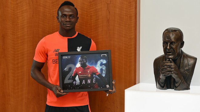 Sadio Mane: Đôi giày rách, mảnh đất bán đi và giọt nước mắt mặn mòi của mẹ - Ảnh 3.