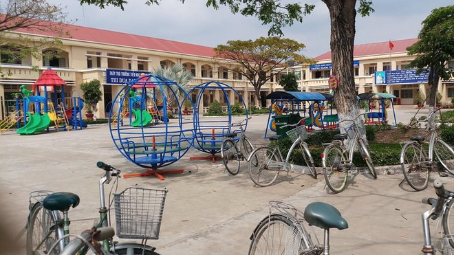 ‘Hình phạt’ nào cho người ép cô giáo quỳ gối? - Ảnh 1.