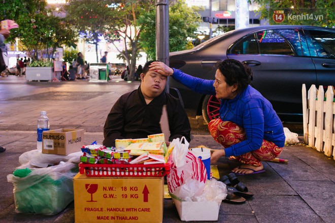 Câu chuyện người mẹ bán hàng rong dạy đứa con thiểu năng cách tự lập để một ngày mất mẹ có thể sống được giữa Sài Gòn - Ảnh 5.