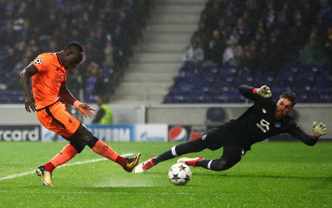 Sadio Mane: Đôi giày rách, mảnh đất bán đi và giọt nước mắt mặn mòi của mẹ - Ảnh 4.