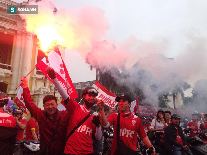 CĐV Hải Phòng đại náo Thủ đô trước thềm đại chiến với Hà Nội FC - Ảnh 2.