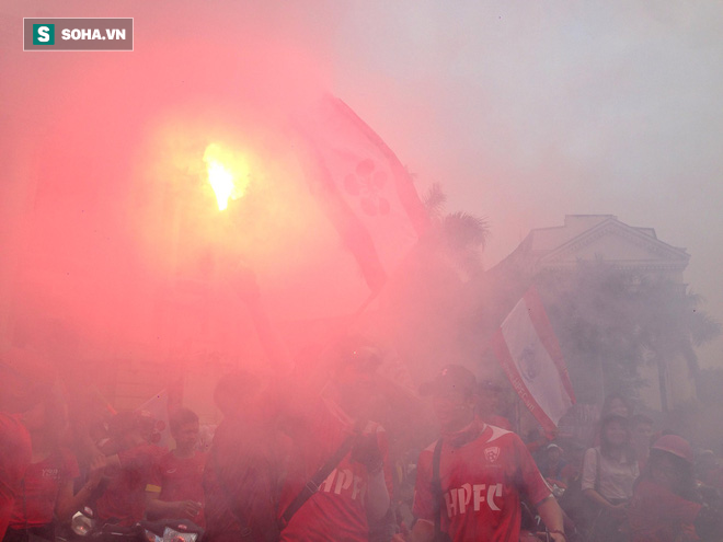 CĐV Hải Phòng đại náo Thủ đô trước thềm đại chiến với Hà Nội FC - Ảnh 3.