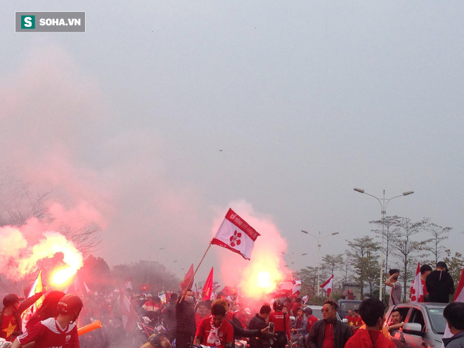 CĐV Hải Phòng đại náo Thủ đô trước thềm đại chiến với Hà Nội FC - Ảnh 4.