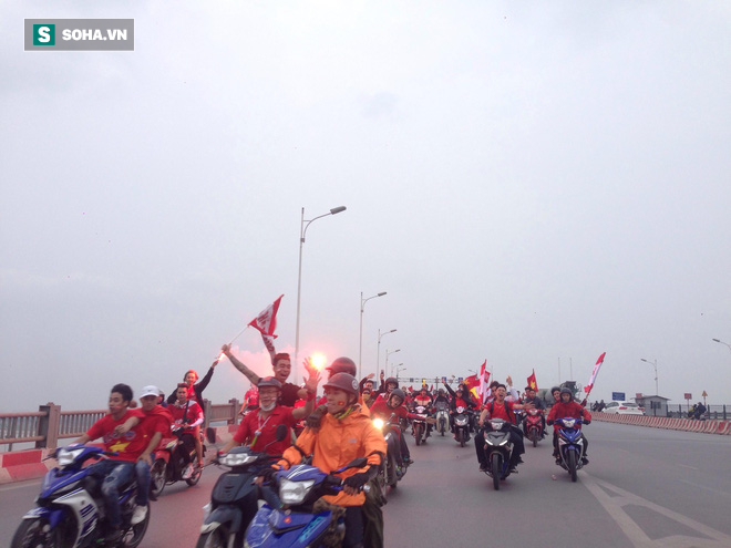 CĐV Hải Phòng đại náo Thủ đô trước thềm đại chiến với Hà Nội FC - Ảnh 8.