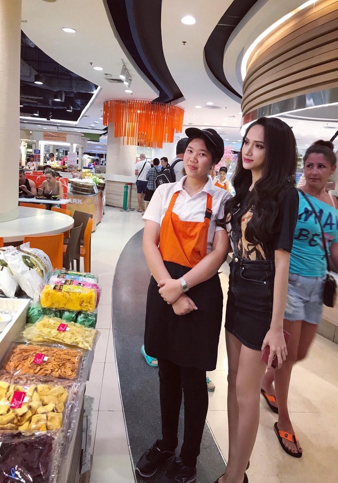 Hoa hậu Hương Giang đi mua sắm bằng phương tiện công cộng, nhiều người Thái xin chụp hình - Ảnh 6.
