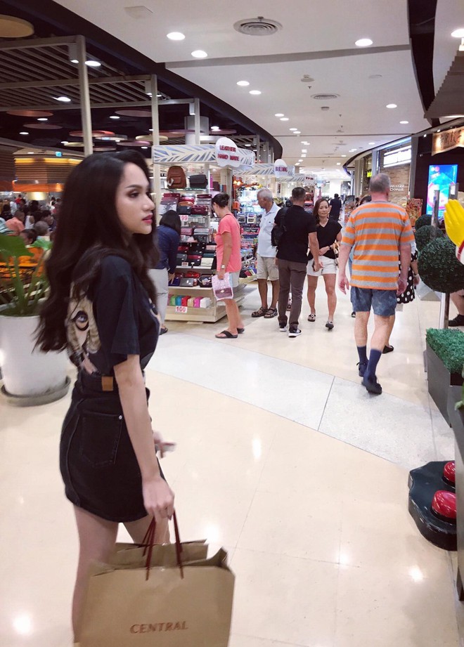 Hoa hậu Hương Giang đi mua sắm bằng phương tiện công cộng, nhiều người Thái xin chụp hình - Ảnh 7.