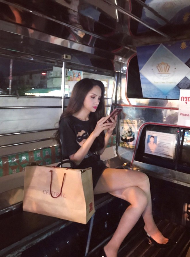 Hoa hậu Hương Giang đi mua sắm bằng phương tiện công cộng, nhiều người Thái xin chụp hình - Ảnh 2.